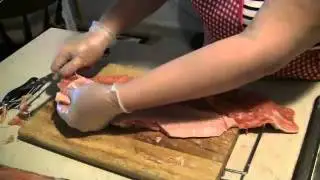 Разделать рыбу и приготовить балык из семги.