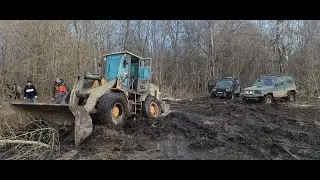 Эвакуация трактора из мягкой весенней почвы двумя Pajero