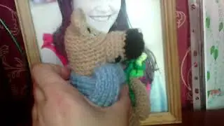 Медвежонок с букетом связанный крючком