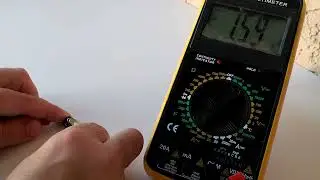 Мультиметр TEK DT 9208A - измерение постоянного напряжения батарейки на 1,5 В