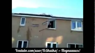 Мужик хотел сбить сосульку  но сосулька сбила его самого! Ахаха умора!