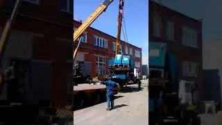 Перемещение и погрузка на автотранспорт гидравлического пресса для ламинации фанеры массой 24 т.