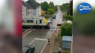 Une voiture bloquée à un passage à niveau à Bertrange