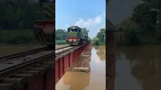 HGMU 30 Sweet Whistling and Crossing Canal With Shalimar Express #shalimarexpress #hgmu30r #canal