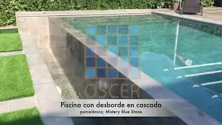 Pequeña piscina desbordante porcelánica