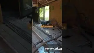 Foukání izolace do dutiny podlahy.