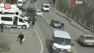 Artvin'de bir vatandaşa saniyeler içinde 2 araç çarptı.