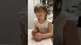 Может Алиса не самая умная девочка, но она точно очень воспитанная и милая малышка.
