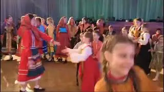 400 человек в одном хороводе😍