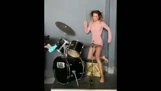 Melis Sezen davulun karşısında kendini müziğin ritmine kaptırıyor