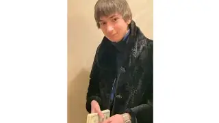 Красивая девушка а садится в машину к другому