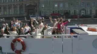Харинама на воде. Танцуют все. р.Фонтанка Петербург 30.06.19  हरे कृष्ण सभी नृत्य