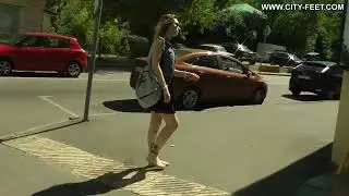 Повседневный образ Даши - ножки с тату и босые загрубевшие подошвы...