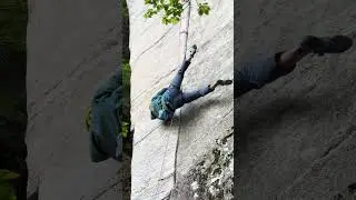 La prima volta in fessura non si scorda mai #looksoepic #climbing #bouldering #escalada