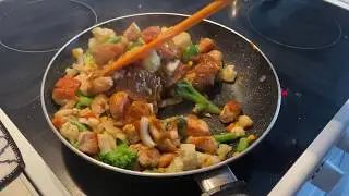 Рисовая лапша с курицей и овощами за 20 минут)