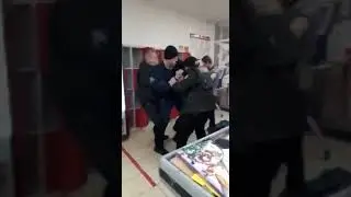 Мужчина напал на ГБР в магазине. Задонск