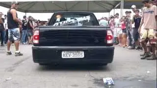 Saveiro com suspensão a ar rápida dando um 