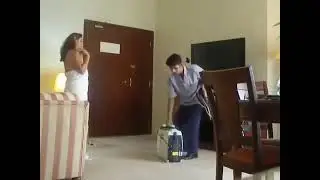 شاهد فتاه عاريه تحاول إغراء عامل النظافه
