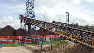 suasana di tambang batubara dan proses pengisian tongkang