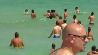 el tiburon ensena sus aletas