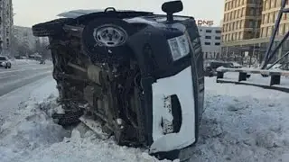 В Сургуте опрокинулся микроавтобус