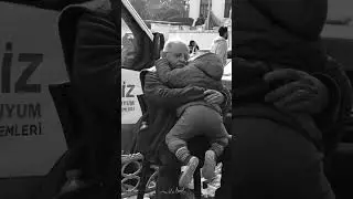 ANNE VE BABASI ENKAZ ALTINDA HER ŞEYDEN HABERSİZ DEDESİYLE BEKLİYOR !