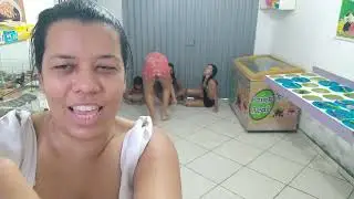 Escorregando na espuma de sabão participação da Cecília e da Kailane