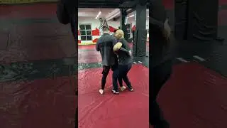 Бросок с зашагиванием грозное оружие в ММА и вольной борьбе. 