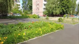 Красивый двор на улице Буровой в Саратове и панельные девятиэтажки