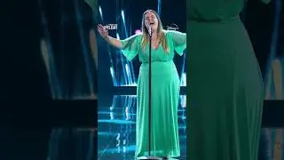 La voce di Flora incanta i giudici nella semifinale di 