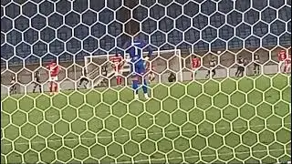 Jogador Souza do América-RN cobra pênalti e o goleiro do Treze Higor Rayan defende cobrança em Natal