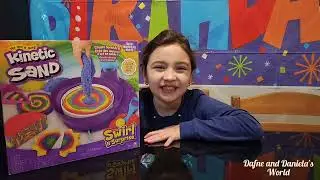 Daniela abre sus regalos de cumpleaños. Kinetic Sand Swirl N' Surprise. Sand Sational. #kineticsand