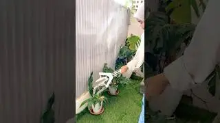siram tanaman pakai alat pel??