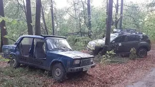 Рено Дастер и жига в лесу.