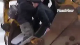 Смекалка вахтовиков из Коми . Переправа ЭСКАВАТОРОМ !!!