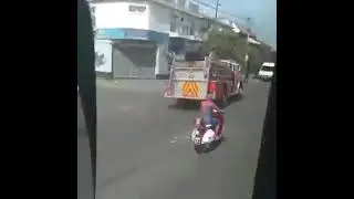 spiderma en motocicleta detrás de bomberos meme