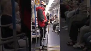 В МЕТРО НА ЛЫЖАХ😂