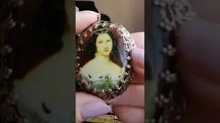 Винтажные украшения: Портреты королевских  красавиц и королевские колье