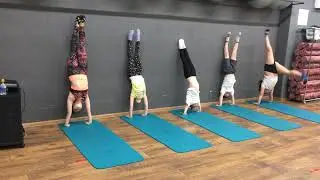 Изучаем стойку на руках у стены. Гимнастика, акробатика. Дети 5-8 лет