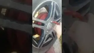 дочь меняет резину