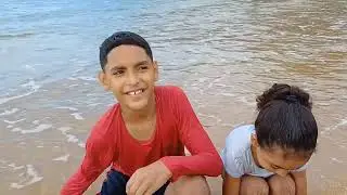 Irmãos nota 10 na praia🌴  areias negras