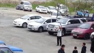 Мужик красиво играет на трубе марш Прощание Славянки! Поднял настроение всему дому!
