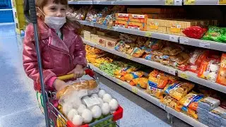 تلعب إيفا مع والدها وتذهب إلى المتجر لشراء ملابس جديدة ، وإيفا أكبر منها بكثير
