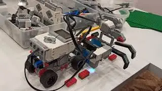 Робот лего EV3 сначала собирает зеленые блоки а затем красные