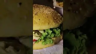 Самый сочный и сытный бургер только в Нашем Баре