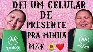 REAÇÃO DA MINHA MÃE AO GANHAR SEU PRIMEIRO CELULAR !!