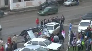 Инфинити снесла остановку перед поликлиникой