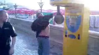 Вот так бьёт алкаш))