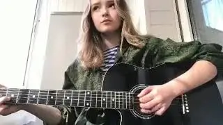 Девушка красиво поет под гитару (Голубые береты - память) Кавер/Cover