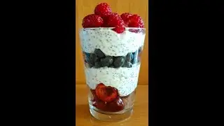 Йогурт с семенами Chia и ягодами.